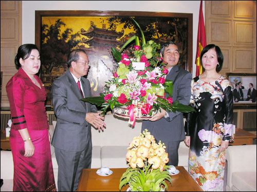 ສະຖານທູດລາວ ປະຈຳໄທ ອວຍພອນ ວັນສະຖາປະນາຫວຽດນາມ 2/9